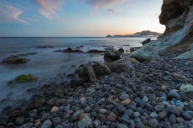 Sonnenuntergangslandschaft in Cala Higuera. San Jose. Naturpark von Cabo de Gata. Spanien.