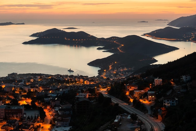 Foto sonnenuntergangslandschaft über der stadt kas, türkei