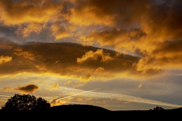 Sonnenuntergangsonnenaufgang mit Wolken, hellen Strahlen und anderem atmosphärischem Effekt