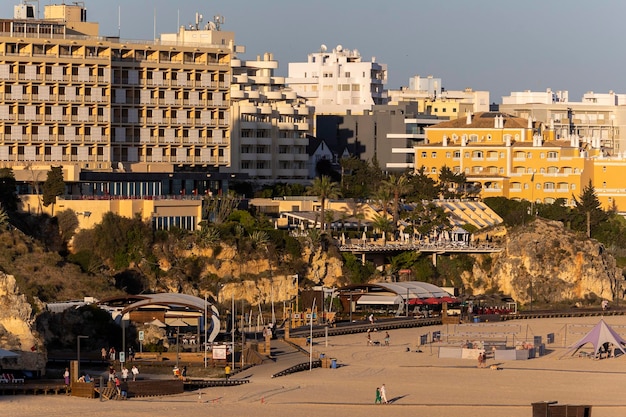 Sonnenuntergangsstimmung am Rocha-Strand in der Stadt Portimao