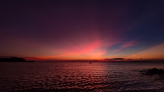 Sonnenuntergangsstrand und Dämmerungshimmel.