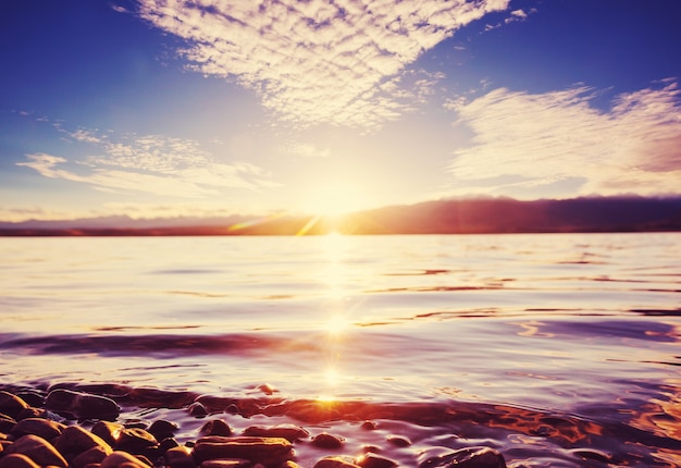 Sonnenuntergangsszene auf dem See bei Sonnenuntergang Herbstnaturlandschaften