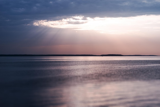 Sonnenuntergangstrahlen über dem Ozeanlandschaftshintergrund hd