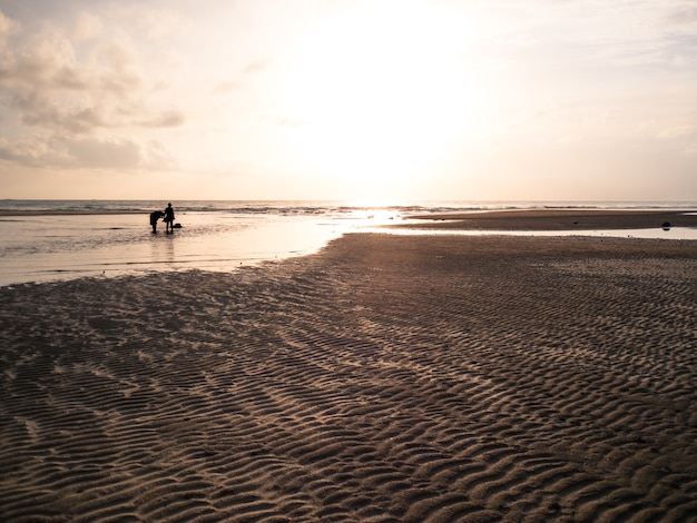 Sonnenuntergangstrand in Thailand.