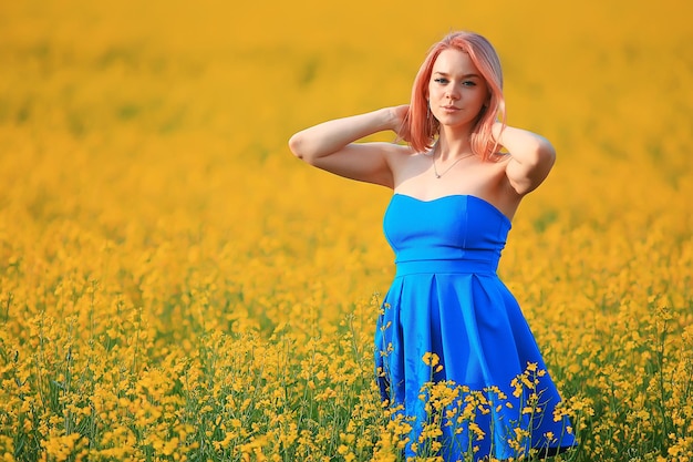 sonnige jahreszeit feld gelbe blumen attraktive dame, schöner frühling, natur weiblicher hintergrund