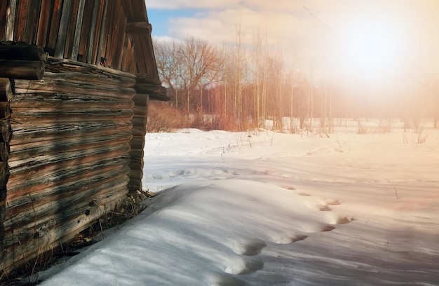 Sonnige Landschaft Winterblockhauswand