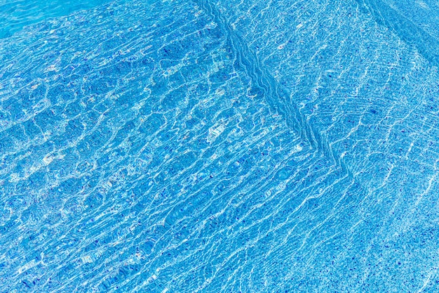 Sonnige Linie und Rand der Schwimmbecken mit türkisgrüner und blauer Wasserfarbe