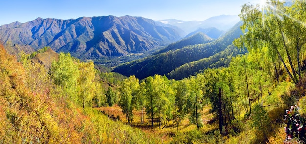 Sonnige Morgenlandschaft im frühen Herbst malerisches Panorama