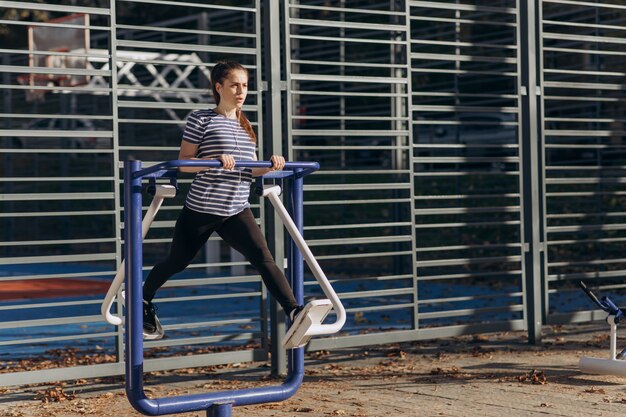 Sonnige Morgenzeit, Mädchen führen tägliches Eignungstraining durch