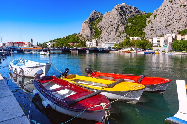 Sonnige schöne Aussicht auf den Fluss Cetina, die Berge und die Altstadt in Omis, sehr beliebter Touristenort in Kroatien