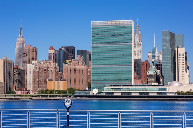 Sonnige Skyline Manhattan New York East River NYC