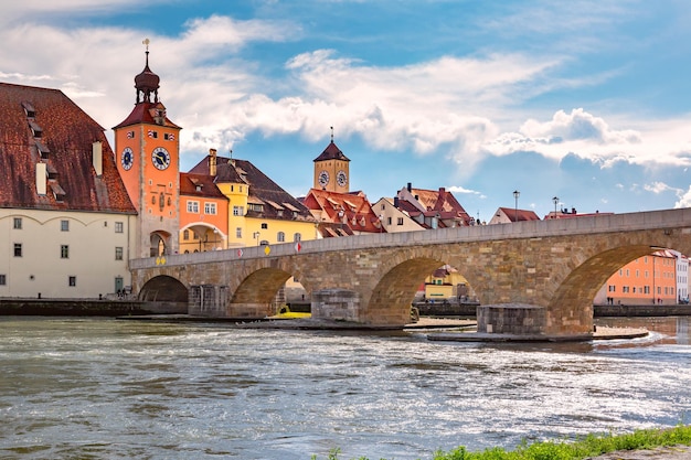 Sonnige Steinbrücke und Regensburger Brückenturm Regensburg Ostbayern Deutschland