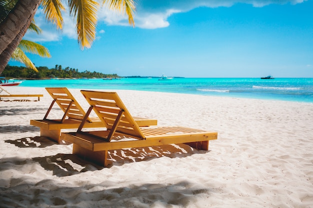 sonnige tropische Paradiesstrandlagune mit weißem Sand und Liegen