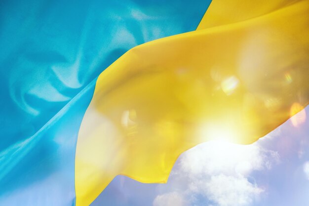 Sonnige ukrainische Landesflagge mit Wellenbewegung des Windes