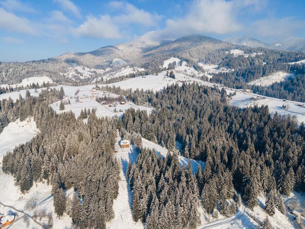 Sonnige Winterlandschaft im Bergdorf