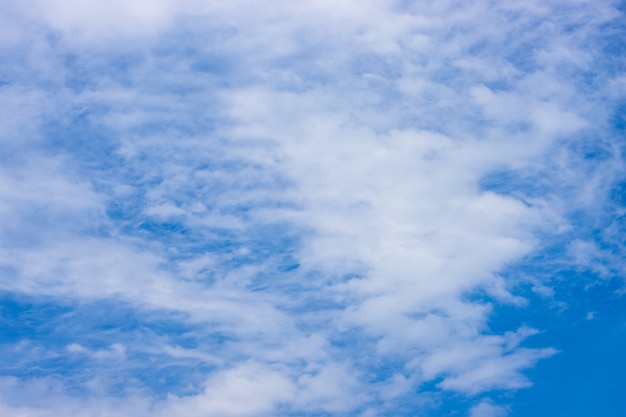 Sonniger blauer Himmel mit abstrakten weißen Wolken am Mittag