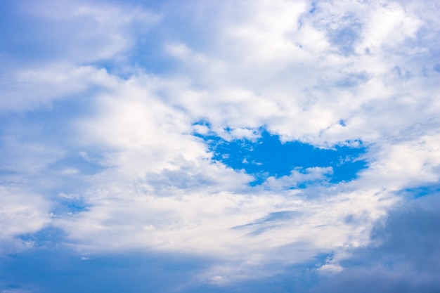 Sonniger blauer Himmel mit schöner Atmosphäre