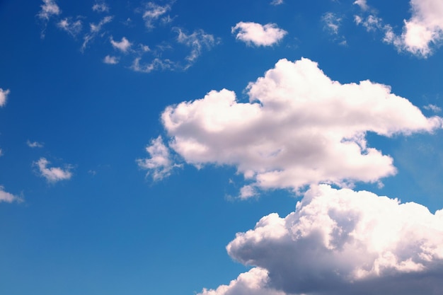 Sonniger blauer Himmel mit Wolken