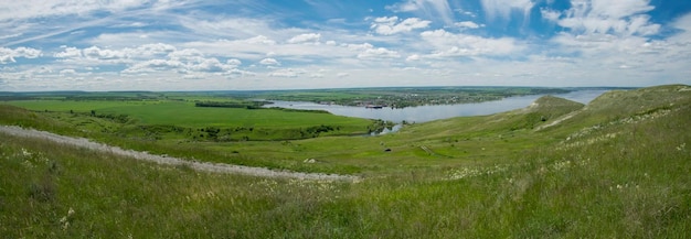 Sonniger Blick auf das Panorama der Wolga-Flusslandschaft mit Grün