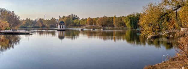 Sonniger Herbstabend am blauen See