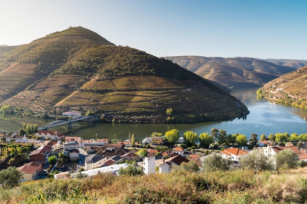 Sonniger Herbstblick am Morgen auf einen Duoro-Fluss und das Dorf Pinhao in Portugal Reiseziele und Weintourismus in Portugal