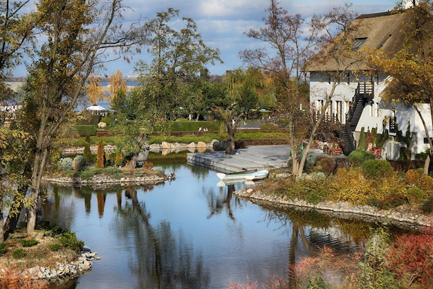 Sonniger Herbsttag im Park in der Nähe des Flusses in der Stadt Dnipro