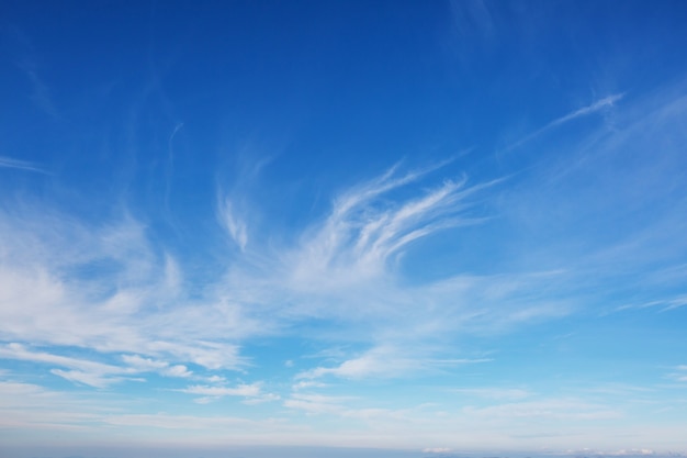 Sonniger Hintergrund, blauer Himmel mit weißen Wolken, natürlicher Hintergrund.