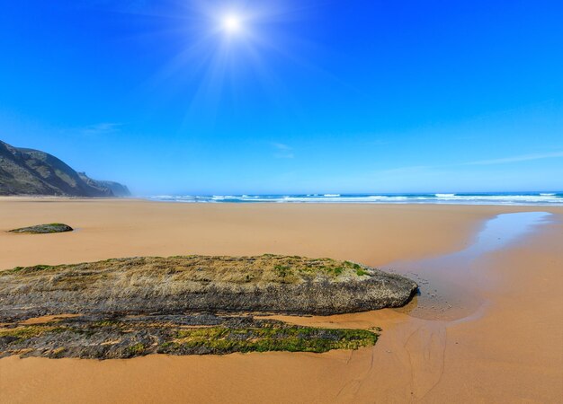 Sonniger Sandstrand im Sommer (Algarve, Costa Vicentina, Portugal).