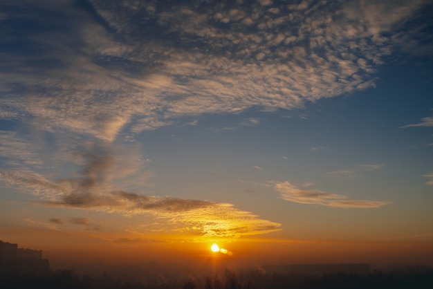 Sonniger Schein auf Wolken