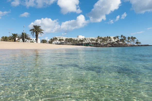 Sonniger Strand in, Costa Teguise, Lanzarote, Kanarische Inseln, Spanien.