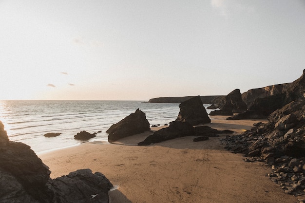 Sonniger Tag am Felsstrand