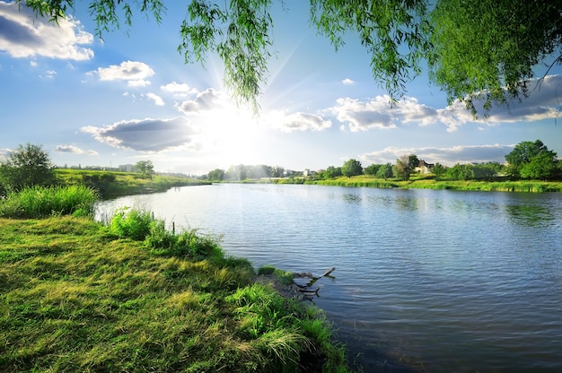 Sonniger Tag an einem ruhigen Fluss im Sommer