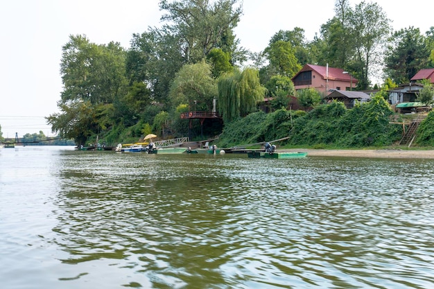 Sonniger Tag an einem ruhigen Fluss im Sommer