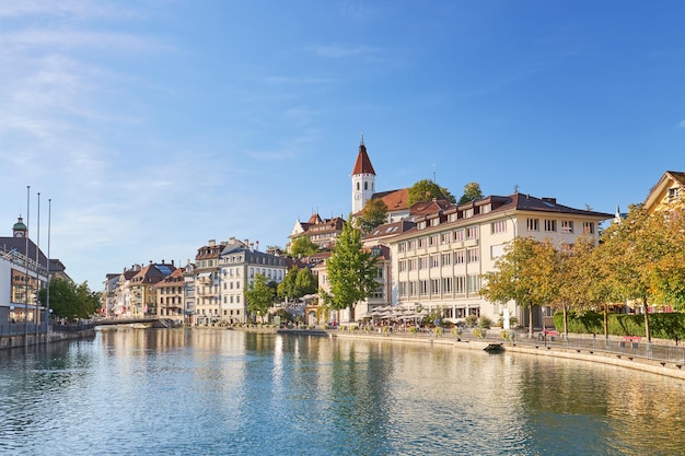 Sonniger Tag in der Stadt Thun in der Schweiz