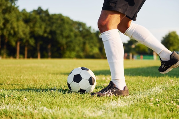 Sonniger Tag Junge Fußballspieler trainieren auf dem sportlichen Feld