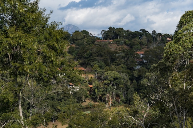 Sonniger Tag mit einigen Wolken in den Bergen und Hügeln in Itaipava Luftbild Selektiver Fokus