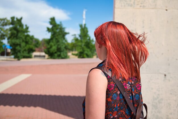 Sonniger und windiger Tag im Park Buntes rotes Haar