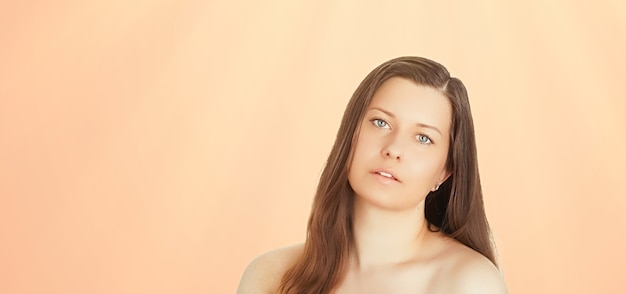 Sonniges Gesichtsporträt der jungen Frau Sonnenbräune Hautton und Schönheitskosmetik schönes brünettes weibliches Modell mit natürlicher Bräune unter Verwendung von Sonnenschutzprodukten