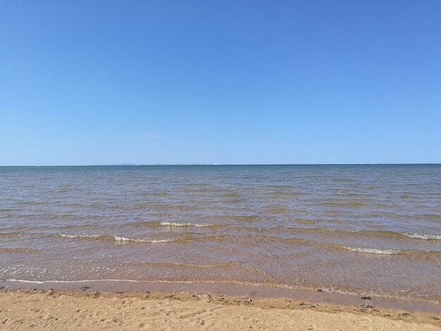 Sonniges klares Meerwasser auf einem Strand im Sommer