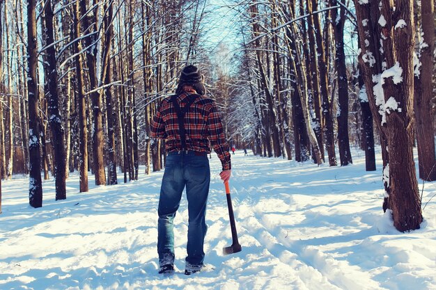 Sonntagsmann mit Axt im Wald