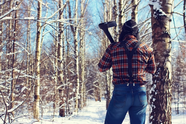 Sonntagsmann mit Axt im Wald