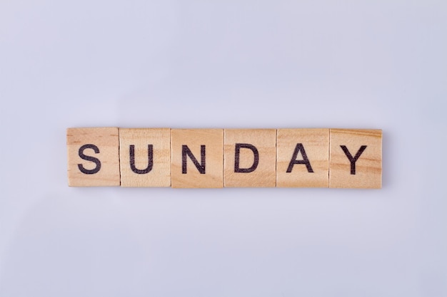 Sonntagswort aus Holzwürfeln und schwarzen Buchstaben