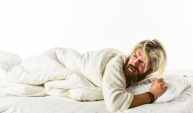 Sono interrompido Conceito de sono Dormir regularmente mais do que a quantidade sugerida pode aumentar o risco de obesidade dor de cabeça dores nas costas e doenças cardíacas Cochilo e sono Rosto sonolento do homem deitado no travesseiro