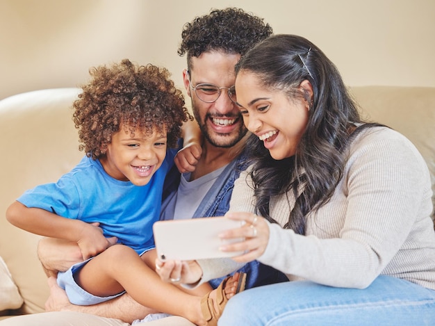 Sonría a la cámara y diga queso Foto de una familia joven tomándose una selfie juntos