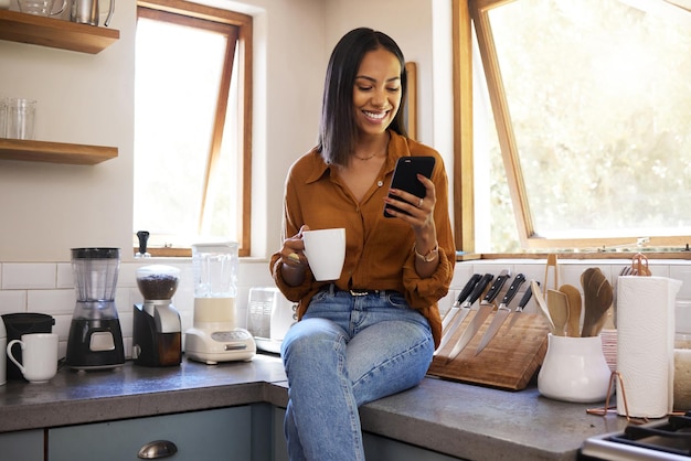 Sonríe a la cocina y a la mujer con el teléfono en el descanso para tomar café mientras navegas por Internet, revisas los memes de las redes sociales o lees el correo electrónico. Chatea, conéctate y trabaja desde casa.