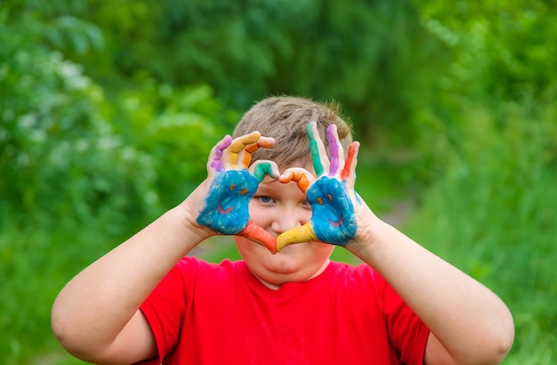 Sonríe en las manos de un niño dibujando.