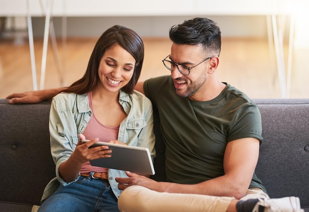 Sonríe pareja y relajarse con la tableta en casa para la planificación financiera investigación de préstamos y solicitud de hipoteca personas felices y digital para la banca pago finanzas presupuesto e inversión con bonos