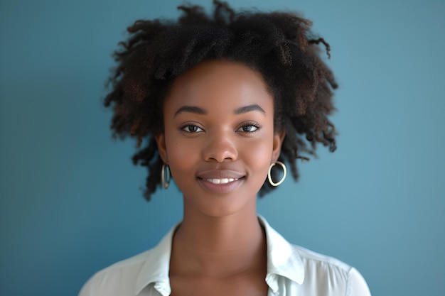 Se sonríe a un retrato femenino afroamericano con pelo afro