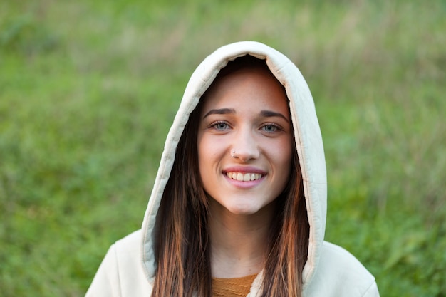 Sonriendo adolescente fuera