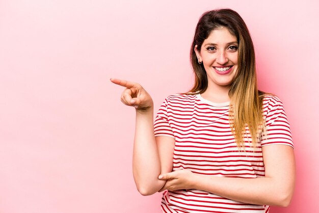 Sonriendo alegremente apuntando con el dedo índice lejos